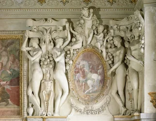 Figuras femininas e querubins em torno de uma pintura de Alexandre, o Grande (356-323) formação Bucephalus, do Escalier du Roi (estuque)